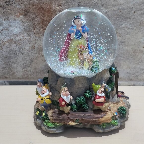Hallmark Musical Snow Globe Disney's Snow White and the Seven Dwarfs 1990 - Picture 13 of 13